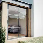 Steellook glazen schuifwand met 2 rails, met een bank erachter ingericht