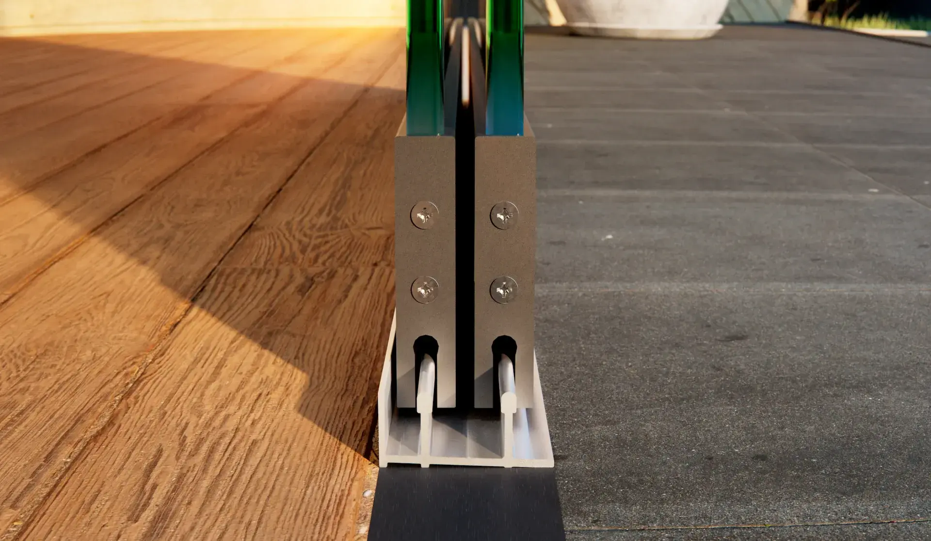Steellook glazen schuifwand met 2 rails met vooraanzicht van het einde van de rails, houten vloer en stenen vloeren aan de 2 kanten.