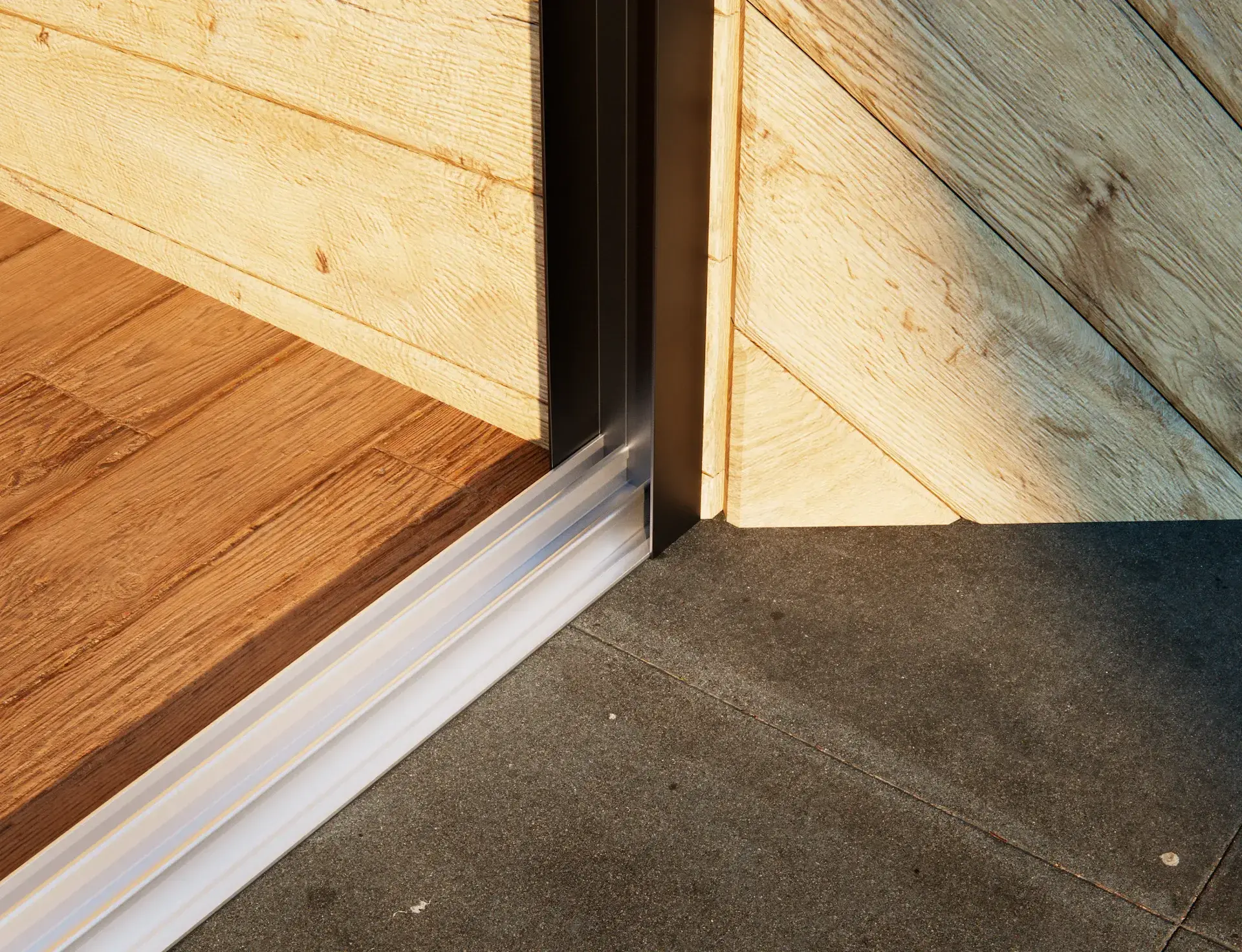 Steellook glazen schuifwand met 2 rails met houten muur ernaast van bovenaf