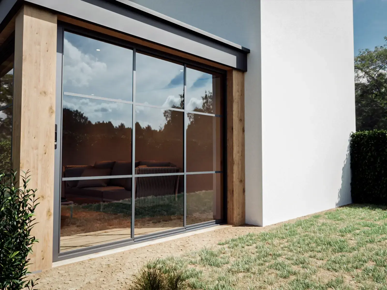 Steellook glazen schuifwand met 3 rails met witte muur ernaast en nette tuin ervoor