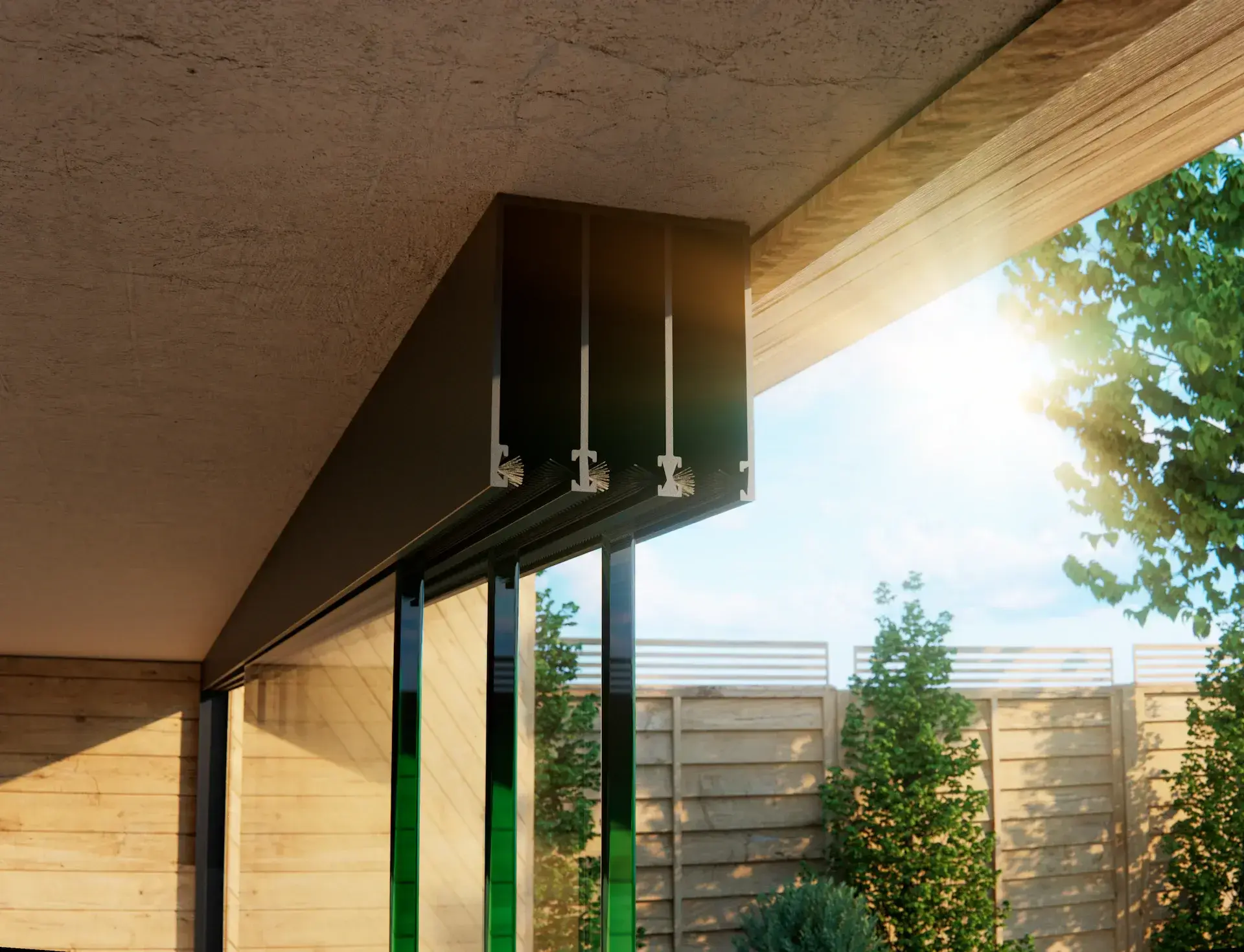 Steellook glazen schuifwand met 3 rails, bovenrails goed zichtbaar met een tuin en leuke schutting zichtbaar