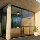 Steellook glazen schuifwand met 3 rails, houten plafond, leuke plantjes en aanrecht erbinnen.