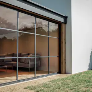 Steellook glazen schuifwand met 4 rails, door specialisten gelegd met mooie bank binnen ingericht