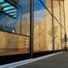 Steellook glazen schuifwand met 5 rails, closeup van onder ingericht met potplanten en aanrecht aan de binnenkant