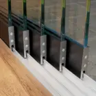 Steellook glazen schuifwand met 5 rails, met schuifwanden verspreid over de rails met 2 verschillende vloeren