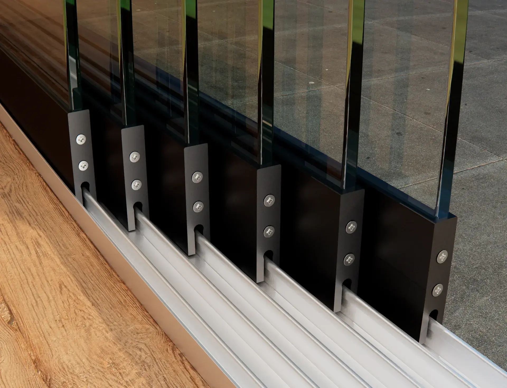 Steellook glazen schuifwand met 6 rails, wanden verspreid over de rails met 2 verschillende vloeren aan de kanten