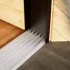 Steellook glazen schuifwand met 6 rails, alleen rails zichtbaar en houten muur ernaast zichtbaar