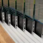 Steellook glazen schuifwand met 7 rails, wanden verspreid over de rails met modern design, netjes aangelegd