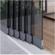 Steellook glazen schuifwand met 7 rails met grijs glas, planten achterin, wanden verspreid over de rails